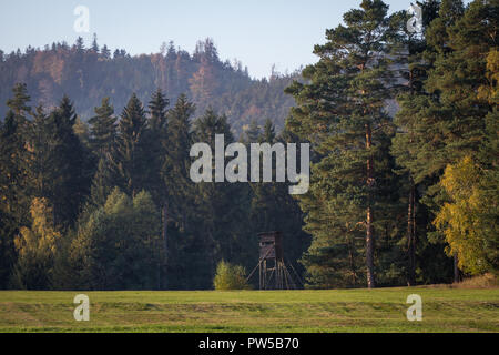 L'automne dans l'Autriche de Waldviertel - prairie, deer stand et forêt Banque D'Images