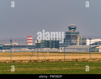 PRAGUE, RÉPUBLIQUE TCHÈQUE - le 11 octobre 2018 : construction de la tour de contrôle de l'aéroport de Prague Vaclav Havel, vue de la piste. L'aéroport de Prague est le principal thème d'air Banque D'Images