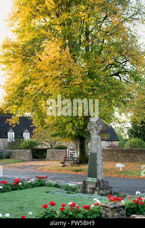 Cottages en pierre de Cotswold tôt le matin de l'automne la lumière du soleil. Icomb, Cotswolds, Gloucestershire, Angleterre Banque D'Images