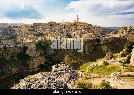 Matera, Italie - le 18 août 2018 ; : les touristes sur les sentiers sur la colline en face de l'sassi de Matera Banque D'Images