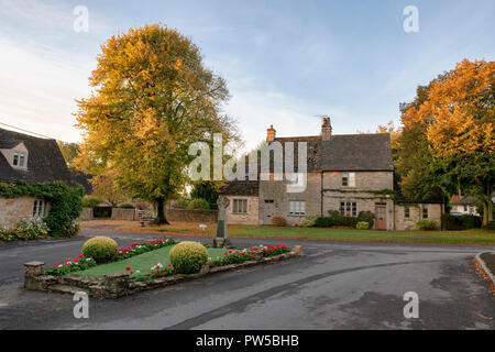 Cottages en pierre de Cotswold tôt le matin de l'automne la lumière du soleil. Icomb, Cotswolds, Gloucestershire, Angleterre Banque D'Images