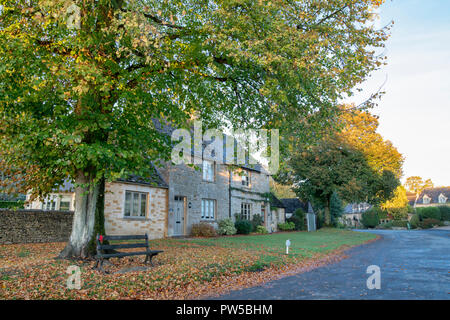 Cottages en pierre de Cotswold tôt le matin de l'automne la lumière du soleil. Icomb, Cotswolds, Gloucestershire, Angleterre Banque D'Images