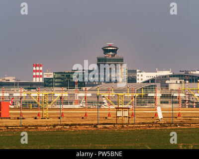 PRAGUE, RÉPUBLIQUE TCHÈQUE - le 11 octobre 2018 : construction de la tour de contrôle de l'aéroport de Prague Vaclav Havel, vue de la piste. L'aéroport de Prague est le principal thème d'air Banque D'Images