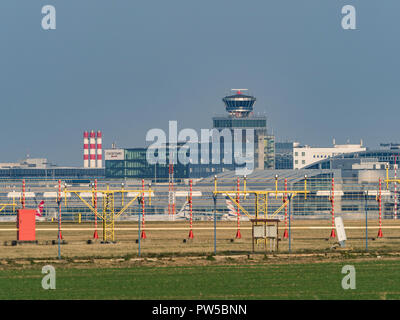 PRAGUE, RÉPUBLIQUE TCHÈQUE - le 11 octobre 2018 : construction de la tour de contrôle de l'aéroport de Prague Vaclav Havel, vue de la piste. L'aéroport de Prague est le principal thème d'air Banque D'Images