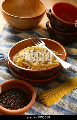 Spaghetti au fromage pecorino et poivre - recette traditionnelle de la cuisine romaine - recette italienne - libre Banque D'Images