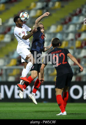 L'Angleterre Raheem Sterling (à gauche) et la Croatie a Tin Jedvaj (à droite) bataille pour la balle durant le match de l'UEFA Ligue Nations Unies au Stadion HNK Rijeka en Croatie. Banque D'Images