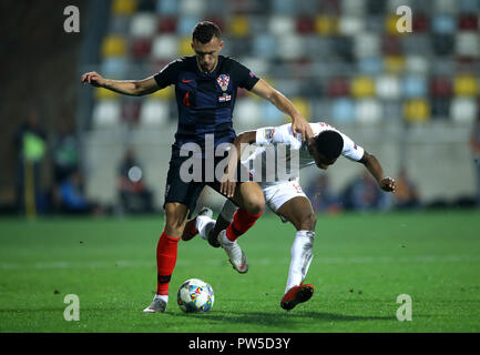 La Croatie Ivan Perisic (à gauche) et l'Angleterre Marcus Rashford (à droite) bataille pour la balle durant le match de l'UEFA Ligue Nations Unies au Stadion HNK Rijeka en Croatie. Banque D'Images