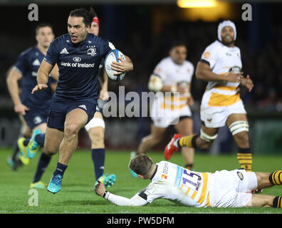 Leinster's James Lowe esquive abordés par Willie Le Roux de guêpes au cours de la Champions Cup match à la RDS Arena de Dublin. Banque D'Images