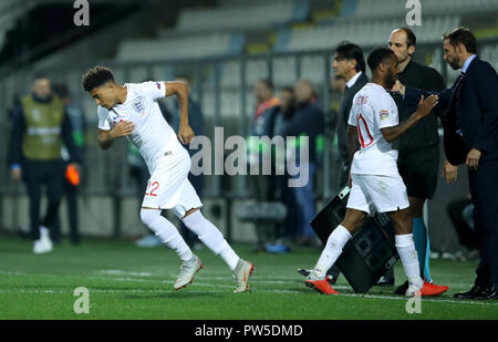 L'Angleterre Jadon, Sancho (à gauche) est substitué sur de Raheem Sterling (à droite) au cours de l'UEFA Ligue Nations match à Stadion HNK Rijeka en Croatie. Banque D'Images