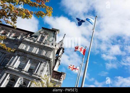 Avis sur l'Hôtel de Ville de la vieille ville de Montréal avec drapeaux patriote par jour Banque D'Images