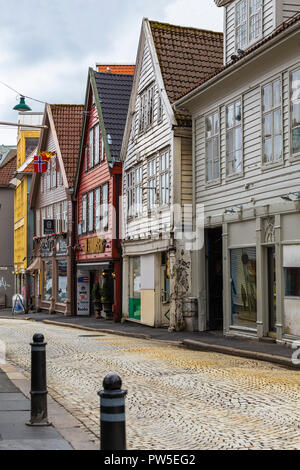 BERGEN, NORVÈGE - 05 MAI 2013 : Rue de Bergen avec de vieilles maisons en bois et toits de tuiles. Banque D'Images