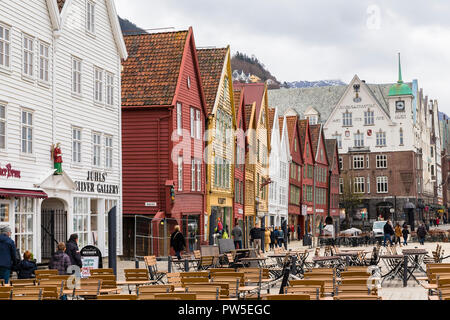 BERGEN, NORVÈGE - 05 MAI 2013 : célèbre rue Bryggen avec des maisons colorées à Bergen Banque D'Images