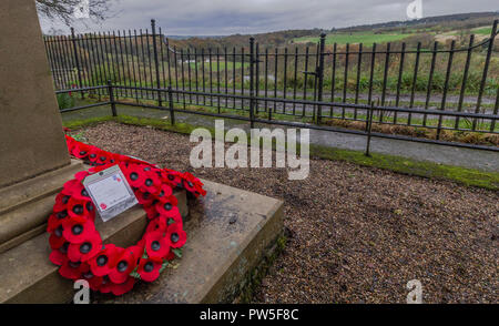 Des couronnes de pavot ont été mis à la base de Tong Park War Memorial de Baildon, Yorkshire. Banque D'Images