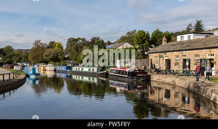 Les péniches sur le canal de Leeds Liverpool en haut de la montée de cinq écluses de Bingley, West Yorkshire. Prends cinq écluses cafe est au bord de l'eau. Banque D'Images