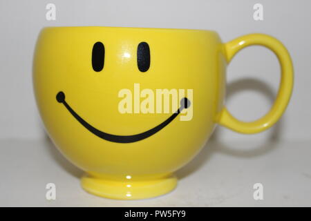 Coupe jaune avec design smiley Banque D'Images
