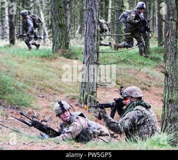 Avec les soldats de la Garde nationale armée du Michigan l'entreprise B, 1er Bataillon, 125e Régiment d'infanterie, basée à Saginaw, Michigan, fournir l'incendie couverture simulée afin que les membres de leur peloton peuvent aller de l'avant au cours d'un exercice d'attaque de peloton, le 19 septembre 2017, à la Home Guard Nymindegab danois au Danemark Centre de formation dans le cadre de l'exercice Viking Star 2017. Exercice Viking Star 2017 est un déploiement outre-mer pour la formation (ODT) impliquant le 1-125ème régiment d'infanterie de la Garde nationale d'armée du Michigan. Les soldats de la Compagnie Bravo basée à Saginaw, Michigan, effectuer une course d'orientation, formation de combat Banque D'Images