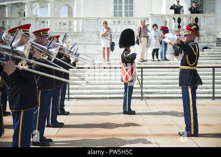 Le lieutenant-colonel Derrick Shaw, commandant adjoint de l'armée américaine, bande son propre 'Wolverine', dirige l'Hymne National Roumain pendant une Wreath-Laying les Forces armées tous les honneurs d'une cérémonie à l'honneur de Son Excellence Monsieur Mihai Fifor, Ministre roumain de la Défense nationale, sur la Tombe du Soldat inconnu au cimetière national d'Arlington, Arlington, Va., le 19 septembre 2017. Fifor a aussi visité le Mémorial Amphitheatre Afficher prix et ont échangé des cadeaux avec les hauts dirigeants de l'ANC. Banque D'Images