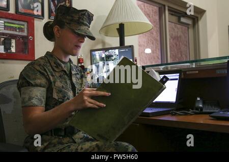 Brooke U.S. Marine C. Woods, un sous-officier adjoint, se lit sur le devoir d'adresses sur Camp Pendleton, en Californie, le 19 septembre 2017. Le ADNCO assiste le sous-officier de service dans le maintien de la sécurité et de la sécurité de la caserne par des patrouilles régulières effectuées par les incidents d'exploitation forestière et les visiteurs dans le devoir journal de bord durant leurs 24 heures post. Banque D'Images