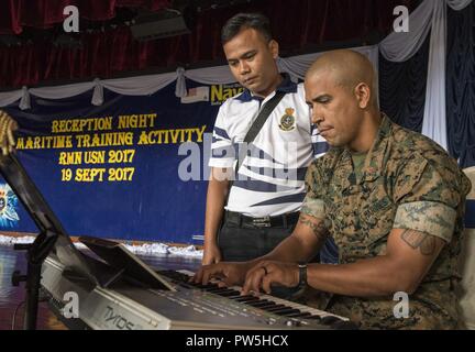 LUMUT, Malaisie (19 septembre 2017), l'Adjudant-chef Andres Navarro du III Marine Expeditionary Force (III MEF) brass band et d'un marin de la marine royale malaisienne jouer clavier pendant une bande commune pratique à la base navale de Lumut en tant que partie de l'activité de formation maritime (MTA) Malaisie 19 septembre 2017. La Malaisie MTA 2017 est une suite de 23 ans de missions maritimes entre la Marine américaine et la marine royale malaisienne servant à renforcer les capacités à assurer la sécurité maritime et la stabilité. Banque D'Images