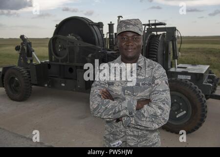 Koffi Todoe Navigant de première classe, 366e Escadron de formation des étudiants à la production d'énergie, est originaire de Lomé, Togo (Afrique), et représente la puissance des aviateurs au cours de production à Sheppard Air Force Base, Texas, le 19 septembre 2017. Les élèves apprennent à mettre en place et maintenir des générateurs de puissance pour assurer l'électricité est facilement disponible. Banque D'Images