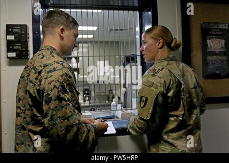 L'Hôpital de la Marine américaine 3e classe Corpsman Jacob Holcom, affecté à l'assaut amphibie USS Kearsarge (DG 3), présente le processus de commande de prescription médicale de l'armée américaine de la CPS. Meghan Rowley, originaire de Cobleskill, N.Y., et un infirmier affecté au soutien de secteur 602nd compagnie médicale, le 261e Bataillon Médical multifonctionnel, 44e brigade médicale, à bord de l'USS Kearsarge, le 19 septembre 2017, dans la mer des Caraïbes. La marine et maritime corpsmen affectés à l'USS Kearsarge a facilité la formation croisée pour les militaires de l'ASMC 602nd où ils se préparent à offrir des services de soutien de santé après les ouragans Irma et M Banque D'Images