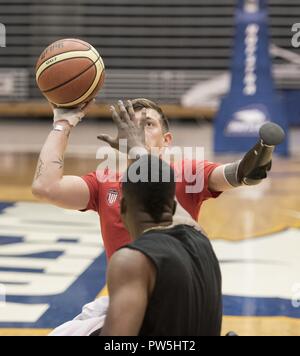 Le sergent vétéran du Corps des Marines. Mike Nicholson tire sur le Sgt vétéran SOCOM. RJ Anderson dans le basket-ball en fauteuil roulant que l'équipe des Etats-Unis pour l'Invictus trains Jeux à l'Université Hofstra, à New York, le 20 septembre 2017. L'Invictus Games, établi par le prince Harry en 2014, rassemble des blessés et les anciens combattants blessés de 17 nations pour 12 événements sportifs adaptative, y compris l'athlétisme, le basket-ball en fauteuil roulant, rugby en fauteuil roulant, la natation, le volleyball assis, et nouveaux pour le jeux 2017, golf. Banque D'Images