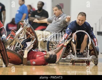 Le sergent vétéran du Corps des Marines. Anthony McDaniel obtient un vétéran de l'Armée de l'air cinq MSgt. Jesse Graham après ils se sont abordés comme le rugby inwheelchair-nous l'équipe trains pour le Invictus Jeux à l'Université Hofstra, à New York, le 20 septembre 2017. L'Invictus Games, établi par le prince Harry en 2014, rassemble des blessés et les anciens combattants blessés de 17 nations pour 12 événements sportifs adaptative, y compris l'athlétisme, le basket-ball en fauteuil roulant, rugby en fauteuil roulant, la natation, le volleyball assis, et nouveaux pour le jeux 2017, golf. Banque D'Images