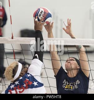 Vétéran de l'armée SSgt. Bobby Green vétéran armée batailles SSgt. Randi Gavell en volleyball assis comme nous l'équipe s'entraîne pour l'Invictus Jeux à l'Université Hofstra, à New York, le 20 septembre 2017. L'Invictus Games, établi par le prince Harry en 2014, rassemble des blessés et les anciens combattants blessés de 17 nations pour 12 événements sportifs adaptative, y compris l'athlétisme, le basket-ball en fauteuil roulant, rugby en fauteuil roulant, la natation, le volleyball assis, et nouveaux pour le jeux 2017, golf. Banque D'Images