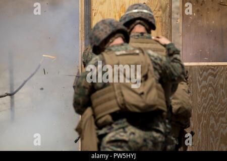 Les Marines américains avec la Compagnie Bravo, 7e Bataillon de soutien du génie, 1er Groupe Logistique Maritime, détoner une charge au cours d'une infraction et la démolition de l'entraînement à Camp Pendleton, Californie, le 19 septembre 2017. Les Marines de la Compagnie Bravo appliqué leurs connaissances dans l'exercice en démontrant les procédures de rupture et de démolition. Banque D'Images