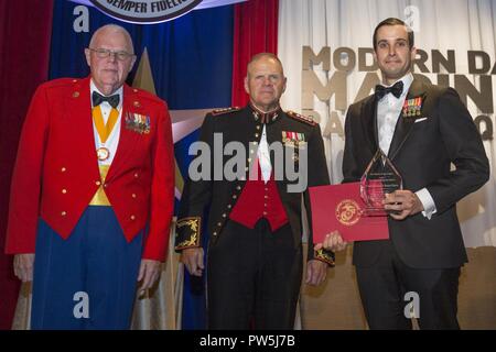 De gauche, Wendell W. Webb, commandant du Corps des marines nationales de ligue, Commandant de la Marine Corps le général Robert B. Neller, et Ian W. Staples, adjoint législatif, posent pour une photo à la Marine Moderne Grand Banquet à l'Hôtel Ritz-Carlton Pentagon City, Arlington, Va., 20 Septembre, 2017. Staples a accepté le Dickey Chapelle Prix au nom de Susan Davis, membre du Congrès, pour service méritoire exceptionnel pour son pays et le Corps des Marines des États-Unis. Banque D'Images