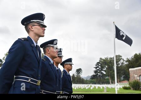 UCLA AFROTC Det 55 cadets d'attendre le début de la Légion d'honneur remise de médaille. Le Bgén Philip Garrant, Vice-commandant, de l'espace et systèmes de missiles, Centre y ont participé et pris la parole lors de l'Ordre National de la Légion d'honneur, tenue à l'(Anciens combattants) Los Angeles National Cemetery. Le présentateur, Consul Général de France à Los Angeles, Christophe Lemoine, a reconnu dix World War 2 anciens combattants de l'armée américaine, U.S. Army Air Corps, et de la Marine pour leur contribution à la libération de la France. Le prix est la plus haute récompense pour service distingué en France pendant la DEUXIÈME GUERRE MONDIALE. Banque D'Images