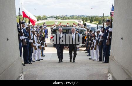 Le Secrétaire de la Défense Jim Mattis héberge un honneur pour cordon Le Ministre polonais de la défense, Antoni Macierewicz, 21 septembre 2017, le Pentagone à Washington, D.C. Banque D'Images