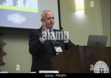 TALLAHASSEE, Floride (sept. 21, 2017) Craig Hughes, directeur adjoint de la recherche à l'Office of Naval Research (ONR) accueille les participants au ministère de la Marine (DON) les collèges et universités traditionnellement noires/Institutions minoritaires (HBCU/MI) Atelier de sensibilisation à l'occasion de la Marine à la Florida A&M University. Le DoN HBCU/MI programme est conçu pour accroître la participation des HBCU/mis à la recherche de la Marine, de développement, de test et d'évaluation (RDT&E) programmes et activités. Banque D'Images