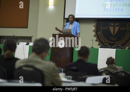 TALLAHASSEE, Floride (sept. 21, 2017) Victoria Bowens, directeur de la gestion de la diversité et l'inclusion pour le ministère de la Marine (DON), l'adresse de participants pendant le DoN des collèges et universités traditionnellement noires/Institutions minoritaires (HBCU/MI) Atelier de sensibilisation à l'occasion de la Marine à la Florida A&M University. Le DoN HBCU/MI programme est conçu pour accroître la participation des HBCU/mis à la recherche de la Marine, de développement, de test et d'évaluation (RDT&E) programmes et activités. Banque D'Images