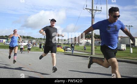 Coureurs près de la fin de la POW/MIA 5k au Camp Hansen, Okinawa, Japon, le 22 septembre 2017. La course a eu lieu à la mémoire des membres qui étaient ou sont encore prisonniers de guerre ou portés disparus. Banque D'Images