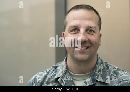 "Toutes les expériences et les gens que vous rencontrez de différents milieux de vie doit être la meilleure partie de l'Armée de l'air. Je ne serais pas la personne que je suis aujourd'hui sans l'Armée de l'air. La discipline, prendre soin de ma famille - un grand nombre de ces choses que vous apprenez de la famille de la Force aérienne. Je ne pouvais pas imaginer ma vie sans l'Armée de l'air à ce point. Un jour je serai prêt à la transition vers ce statut civil, mais pour l'instant, je ne saurais rien en plus de servir l'Armée de l'air." - Chef de l'US Air Force Master Sgt. Shawn Jones, siège United States Air Forces en Europe et de l'air Sud Sta Banque D'Images