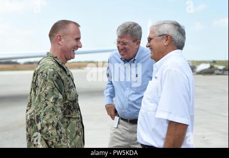 KET West, Floride (21 septembre 2017) Master Chief Petty Officer de la Marine Steven Giordano se réunit avec le maire de Key West Craig Cates gauche, et Key West City Manager Jim Scholl milieu au Naval Air Station Key West's Boca Chica au cours d'une visite sur le terrain et tous les appels mains 21 septembre 2017. La visite a été de féliciter les premiers intervenants pour leurs efforts de secours rapide et ordonnée dans les Florida Keys après l'Ouragan Irma. NAS - Key West est un établissement de pointe pour les combats air-air des avions de tous les services militaires et fournit un soutien aux pierside navires de guerre américains et étrangers Banque D'Images