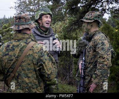 Le commandant suprême de l'armée suédoise, le général Micael Bydén, converse avec les Marines américains avec Force-Europe rotation marines pendant l'exercice en 17 Aurora, Suède, Lärbro, 21 septembre 2017. 17 Aurora est le plus grand exercice national suédois en plus de 20 ans, et il comprend le soutien de forces aux États-Unis et dans d'autres pays afin d'exercer la capacité de défense de la Suède et de promouvoir la sécurité régionale commune. Banque D'Images