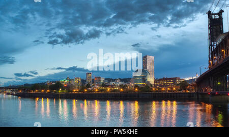 Le soir tombe sur le magnifique bord de la Columbia à Portland, Oregon. Pris dans hdr pendant l'heure bleue. Banque D'Images