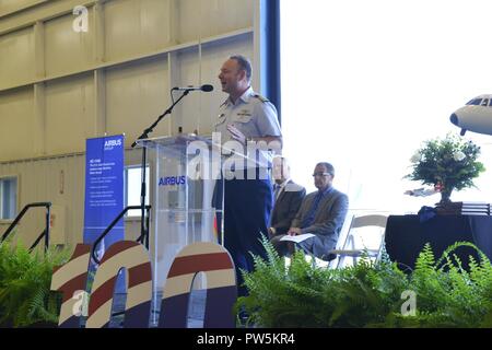 Une cérémonie a eu lieu, le 22 septembre 2017, à l'Airbus Defence and Space à Mobile en Alabama pour célébrer la Garde côtière en HC-144 avions Sentry Océan 100 000 heures de vol pour atteindre collectivement. Le personnel de la Garde côtière canadienne, et Airbus Defence and Space, Sandy Stimpson, Maire de Mobile, et Jerry Carl, commissaire du Comté de Mobile étaient présents. - Banque D'Images