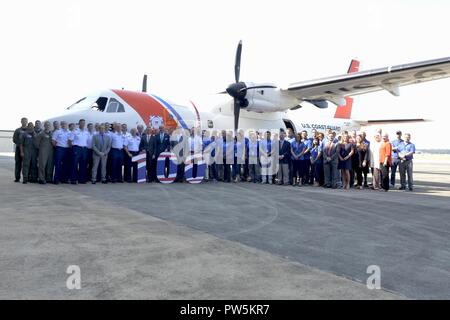 Une cérémonie a eu lieu, le 22 septembre 2017, à l'Airbus Defence and Space à Mobile en Alabama pour célébrer la Garde côtière en HC-144 avions Sentry Océan 100 000 heures de vol pour atteindre collectivement. Le personnel de la Garde côtière canadienne, et Airbus Defence and Space, Sandy Stimpson, Maire de Mobile, et Jerry Carl, commissaire du Comté de Mobile étaient présents. - Banque D'Images