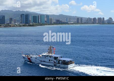 L'équipage de la U.S. Coast Guard Cutter Oliver Berry (WPC 1124) arrive à leur nouveau port d'attache à Honolulu, du 22 septembre 2017. L'Oliver Berry est la première des trois 154 pieds de coupeurs de réponse rapide d'être en poste à Washington. Banque D'Images