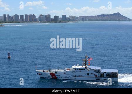 L'équipage de la U.S. Coast Guard Cutter Oliver Berry (WPC 1124) arrive à leur nouveau port d'attache à Honolulu, du 22 septembre 2017. L'Oliver Berry est la première des trois 154 pieds de coupeurs de réponse rapide d'être en poste à Washington. Banque D'Images