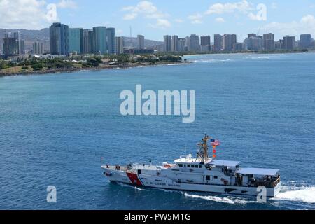 L'équipage de la U.S. Coast Guard Cutter Oliver Berry (WPC 1124) arrive à leur nouveau port d'attache à Honolulu, du 22 septembre 2017. L'Oliver Berry est la première des trois 154 pieds de coupeurs de réponse rapide d'être en poste à Washington. Banque D'Images