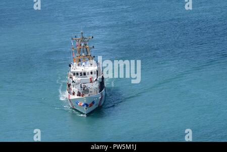 L'équipage de la U.S. Coast Guard Cutter Oliver Berry (WPC 1124) arrive à leur nouveau port d'attache à Honolulu, du 22 septembre 2017. L'Oliver Berry est la première des trois 154 pieds de coupeurs de réponse rapide d'être en poste à Washington. Banque D'Images