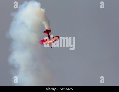 Le "Challenger" Oracle, piloté par Sean D. Tucker, remplit une manœuvre de voltige au cours de la 2017 Marine Corps Air Station Miramar Air Show au MCAS Miramar, Californie, 22 septembre. Le thème pour le salon est "un hommage aux anciens combattants du Vietnam" et dispose de plusieurs représentations et affiche reconnaissant les sacrifices des anciens combattants du Vietnam. "Le 2017 MCAS Miramar Air Show permet au public et aux membres actuels de l'occasion pour remercier les anciens combattants de la guerre du Vietnam, a déclaré le Colonel Jason Woodworth, commandant du MCAS Miramar. "Notre objectif est de rappeler les anciens combattants que le pays se soucie Banque D'Images