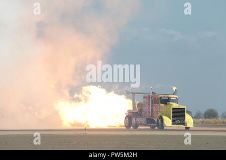 La Shockwave Jet camion traverse la ligne de vol au cours de la 2017 Marine Corps Air Station Miramar Air Show à bord MCAS Miramar, Californie, 22 septembre. Le thème de l'air show est "un hommage aux anciens combattants du Vietnam" et dispose de plusieurs représentations et affiche reconnaissant les sacrifices des anciens combattants du Vietnam. "Le 2017 MCAS Miramar Air Show permet au public et aux membres actuels de l'occasion pour remercier les anciens combattants de la guerre du Vietnam, a déclaré le Colonel Jason Woodworth, commandant du MCAS Miramar. "Notre objectif est de rappeler les anciens combattants que le pays s'intéresse à eux et vraiment les valeurs sac Banque D'Images