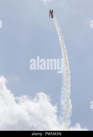 Le "Challenger" Oracle, piloté par Sean D. Tucker, effectue des manoeuvres acrobatiques au cours de la Marine Corps Air 2017 StationMiramar Air Show au MCAS Miramar, Californie, 22 septembre. Le thème pour le salon est "un hommage aux anciens combattants du Vietnam" et dispose de plusieurs représentations et affiche reconnaissant les sacrifices des anciens combattants du Vietnam. "Le 2017 MCAS Miramar Air Show permet au public et aux membres actuels de l'occasion pour remercier les anciens combattants de la guerre du Vietnam, a déclaré le Colonel Jason Woodworth, commandant du MCAS Miramar. "Notre objectif est de rappeler les anciens combattants que le pays se soucie ab Banque D'Images