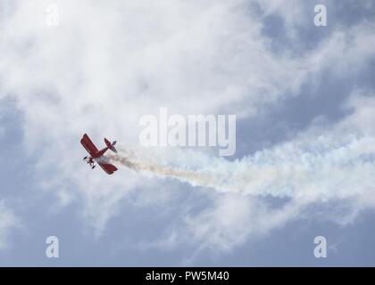 Le "Challenger" Oracle, piloté par Sean D. Tucker, effectue des manoeuvres acrobatiques au cours de la 2017 Marine Corps Air Station Miramar Air Show au MCAS Miramar, Californie, 22 septembre. Le thème pour le salon est "un hommage aux anciens combattants du Vietnam" et dispose de plusieurs représentations et affiche reconnaissant les sacrifices des anciens combattants du Vietnam. "Le 2017 MCAS Miramar Air Show permet au public et aux membres actuels de l'occasion pour remercier les anciens combattants de la guerre du Vietnam, a déclaré le Colonel Jason Woodworth, commandant du MCAS Miramar. "Notre objectif est de rappeler les anciens combattants que le pays occupe une Banque D'Images