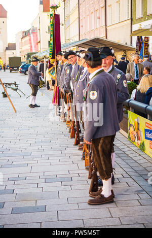 Neuoetting,Allemagne-12 Oct 2018 : Les membres d'un club de tir à l'étendoir bavarois typique avant la prestation de serment des nouvelles recrues dans l'armée allemande en Neuoetting,Germany Crédit : COMME/Alamy Live News Banque D'Images